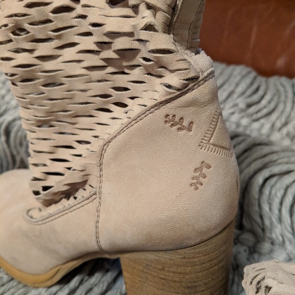 Heeled boots - Picture 3 of 4
